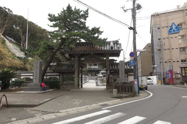 誕生寺、総門。