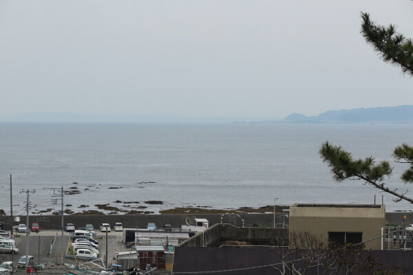 誕生寺、太田堂からみる小湊の港と海。