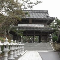 誕生寺、仁王門。