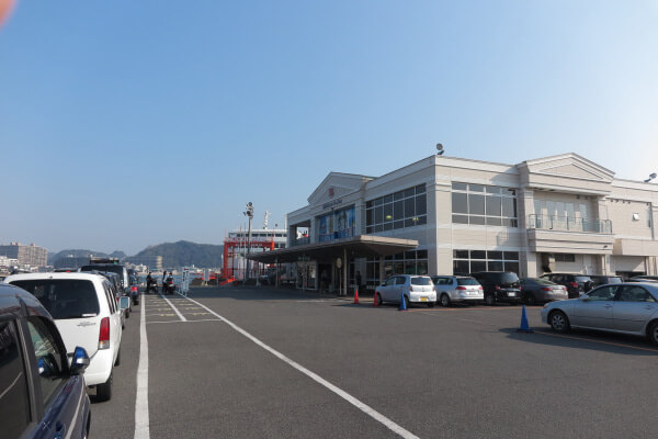 東京湾フェリー、久里浜港。構内には売店と喫茶・食事コーナーがあります。