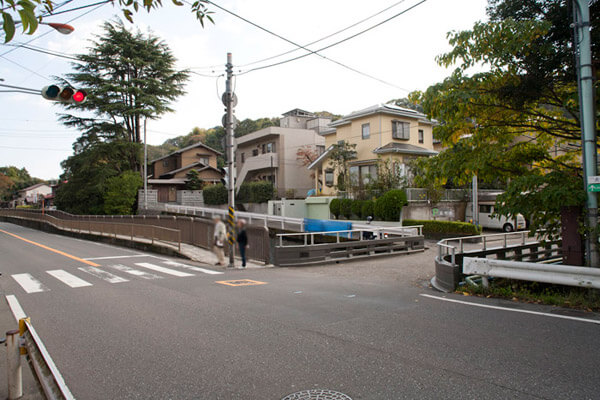 杉本寺から見た犬懸橋。犬懸橋を渡ればすぐ左手に店はあります。