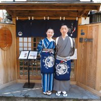 和喫茶 金魚の栖。着物と金魚とコーヒーが好きで始めたというだけあって、着こなしが自然です。