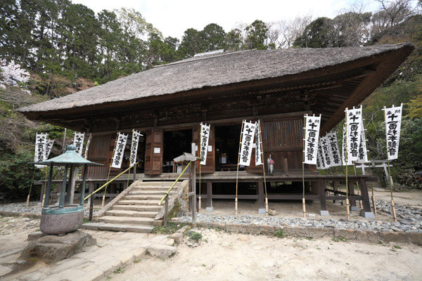 鎌倉最古の寺院、杉本寺。特に本堂内は積み重ねた時の凄みをひしひしと感じます。