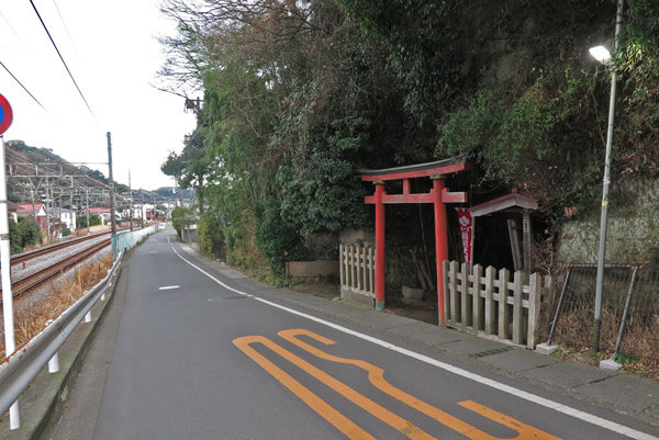 隠里稲荷。写真奥に英勝寺の入口があります。
