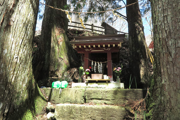 的様を祀る祠。