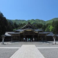 彌彦神社、本殿・拝殿。