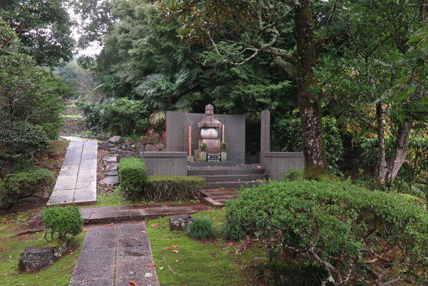 香山寺。山木兼隆の墓。